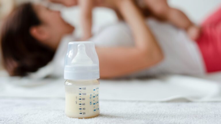 ​Anne Sütü Saklama Koşulları: Dışarıda Kaç Saat Durur, Nasıl Isıtılır?