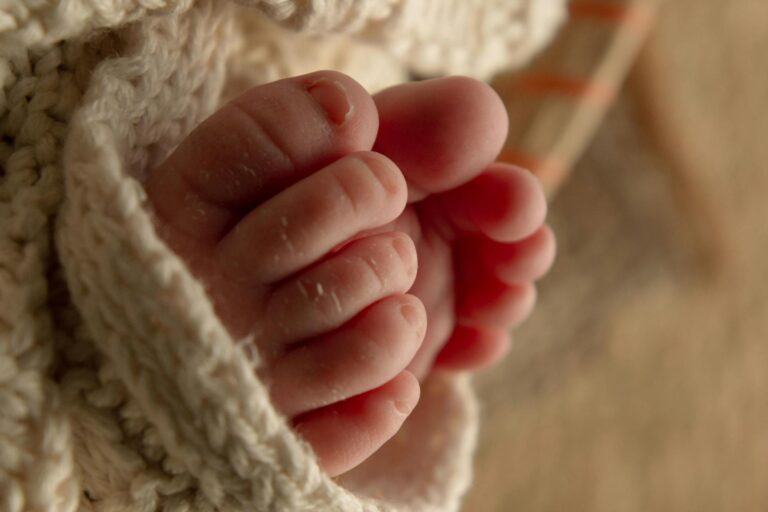 Kucakta Uyku ve Bebeklerde Güvenli Bağlanma Rehberi