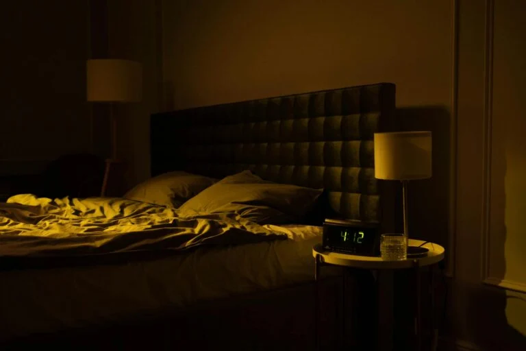 Gece Sık Uyanma Sebepleri: Kesintisiz Bir Uyku İçin Bilmeniz Gereken Her Şey
